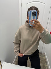 Load image into Gallery viewer, Quarter zip pull over
