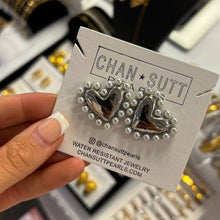 Load image into Gallery viewer, PEARL HEART EARRINGS : GOLD
