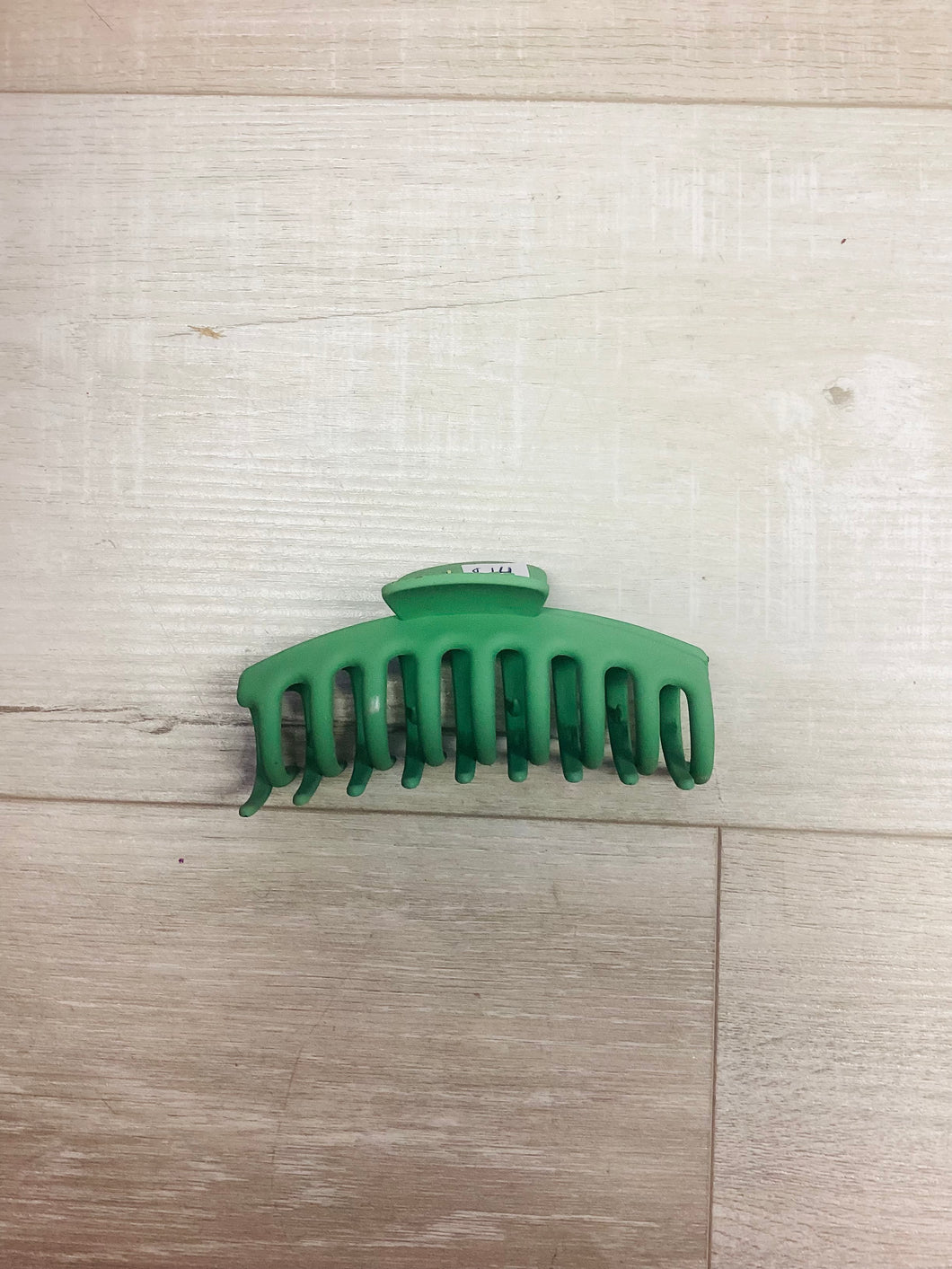 Green claw clip