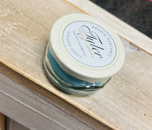 Load image into Gallery viewer, Tyler candle “RESORT”
