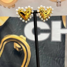 Load image into Gallery viewer, PEARL HEART EARRINGS : GOLD
